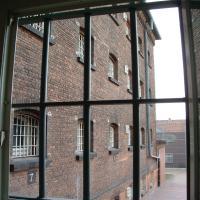 Ein Blick aus dem Fenster des Treppenhauses im Vollzugshauses 3 auf die Freistundenseitige Fassade des Hauses (Zum Artikel Gefängnisalltag eines Inhaftierten)