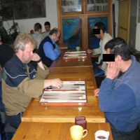 Foto von Bediensteten und Gefangenen, die Backgammon spielen (Zum Artikel Sport und Freizeitangebote in der Hauptanstalt)