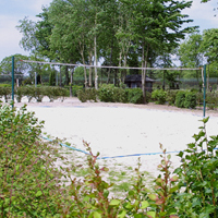 Das Foto zeigt ein Beachvolleyballspielfeld (Zum Artikel Sport- und Freizeitangebote)