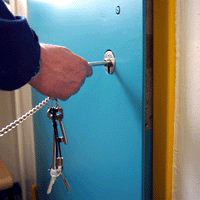Foto, dass zeigt, wie eine Haftraumtür verschlossen wird (Zum Artikel Sicherheit)