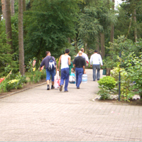 Foto mehrerer Gefangener auf dem Weg zur Arbeit (Zum Artikel Außenbeschäftigung im Freigang)