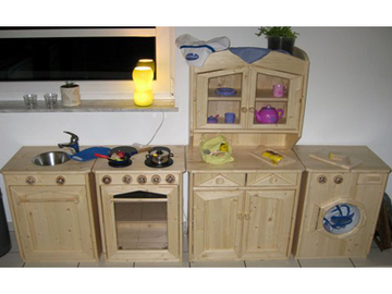 Foto einer Kinderküche (Zum Artikel Arbeitstherapie/Holzverarbeitung). Suchsymbol Lupe