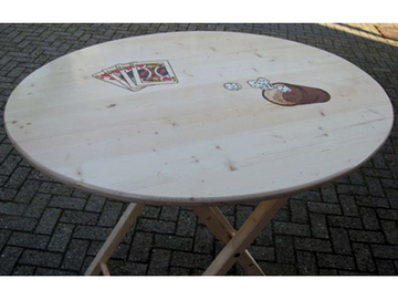 Foto eines Stehtisches mit ovaler Platte (Zum Artikel Arbeitstherapie/Holzverarbeitung). Suchsymbol Lupe