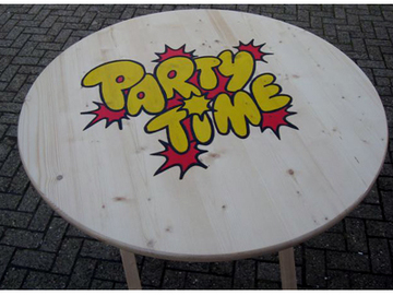 Foto eines Stehtisches mit runder Platte und Aufschrift "Party Time" (Zum Artikel Arbeitstherapie/Holzverarbeitung). Suchsymbol Lupe