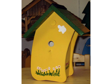 Foto eines gelben Nistkastens, Modell "Vogelvilla Klein" (Zum Artikel über die Arbeitstherapie). Suchsymbol Lupe