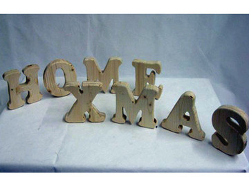Foto von Holzbuchstaben zu den Wörtern "HOME XMAS" aufgestellt (Zum Artikel über die Arbeitstherapie). Suchsymbol Lupe