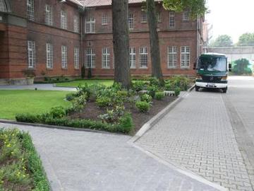 Foto des Verwaltungsgebäudes mit Blick auf die Langliege- und Frauenstation des niedersächsischen Justizvollzugskrankenhauses (Zum Artikel über die Hauptanstalt). Suchsymbol Lupe