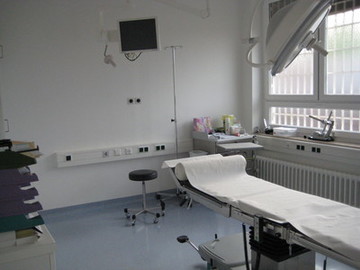Foto des internistischer Untersuchungsraumeines (Zum Artikel über das Niedersächsische Justizvollzugskrankenhaus)