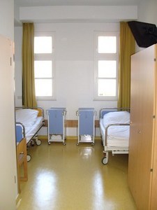 Foto eines Krankenzimmers mit Doppelbelegung (Zum Artikel über das Niedersächsische Justizvollzugskrankenhaus)