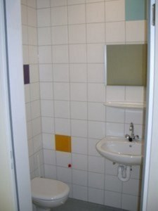 Foto einer Hatraumtoilette (Zum Artikel über das Niedersächsische Justizvollzugskrankenhaus)