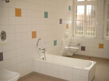 Foto vom Bad der "Langliegeabteilung" (Zum Artikel über das Niedersächsische Justizvollzugskrankenhaus)