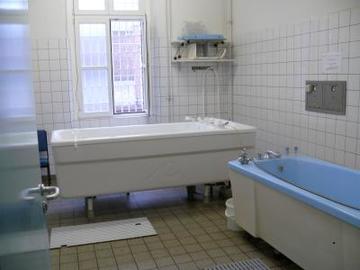 Foto, das zwei Badewannen in der Physiotherapie zeigt (Zum Artikel über das Niedersächsische Justizvollzugskrankenhaus)