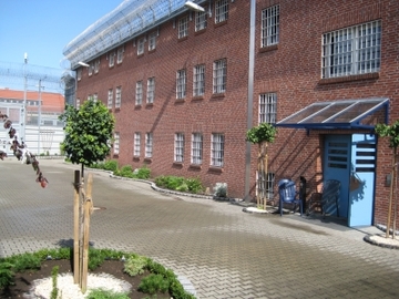 Foto, dass die Außenansicht des Gebäudes der Sozialtherapeutischen Abteilung zeigt (Zum Artikel über die Sozialtherapie). Suchsymbol Lupe
