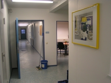 Foto eines Flures im Haus 4 zum Artikel über die Sozialtherapeutische Abteilung. Suchsymbol Lupe