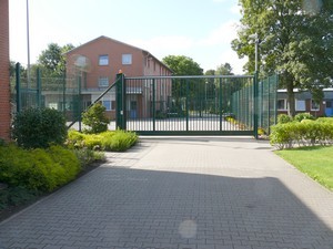 Foto, mit Blick auf das Verwaltungsgebäude und vorgelagertem Tor (Zum Artikel über die Abteilung Groß Hesepe). Suchsymbol Lupe