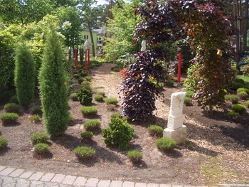 Foto eines Naturgartens mit Weg zum Vollzugshaus (Zum Artikel über die Abteilung Lingen-Damaschke). Suchsymbol Lupe