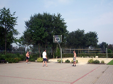 Das Foto zeigt Gefangene beim Basketball (Zum Artikel Sport- und Freizeitangebote)