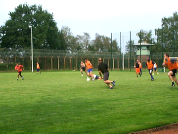 Das Foto zeigt Gefangene beim Fußballspielen (Zum Artikel Sport- und Freizeitangebote)