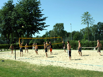 Das Foto zeigt Gefangene beim Beachvolleyball (Zum Artikel Sport- und Freizeitangebote)