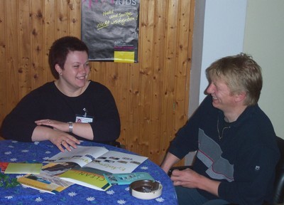 Foto eines simulierten Beratungsgespräches zwischen Suchberaterin und Klient, hier durch einen Kollegen simuliert (Zum Artikel über die Suchtberatung)