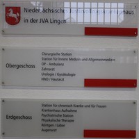 Schmuckgrafik zum Artikel "Das Niedersächsische Justizvollzugskrankenhaus bei der JVA Lingen sucht Fachärztinnen und Fachärzte in den Fachgebieten Innere Medizin/Allgemeine Medizin"